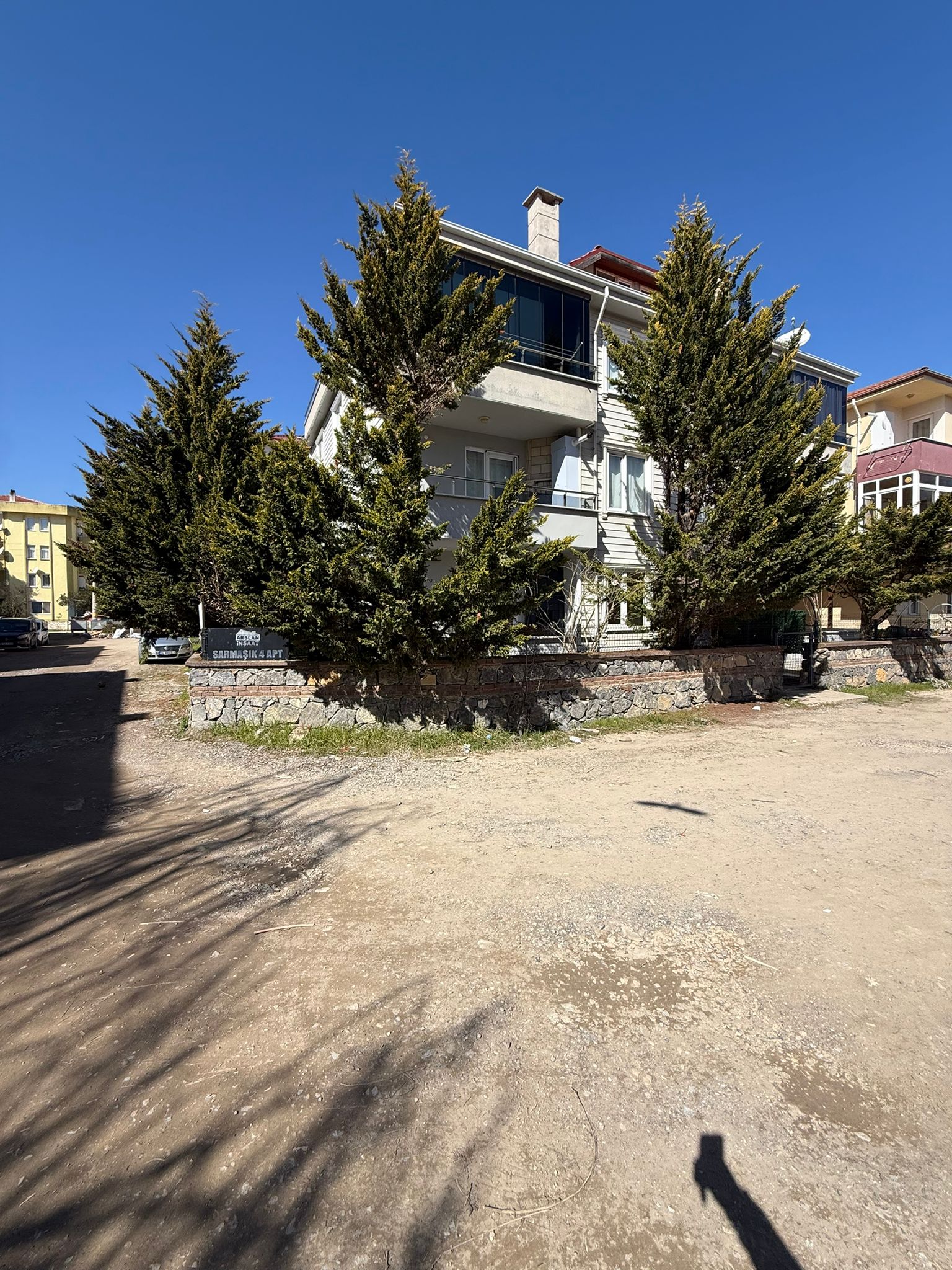 DENİZE YAKIN HASTANEYE YAKIN MÜSTAKİL BAHÇE KULLANIMLI 2+1