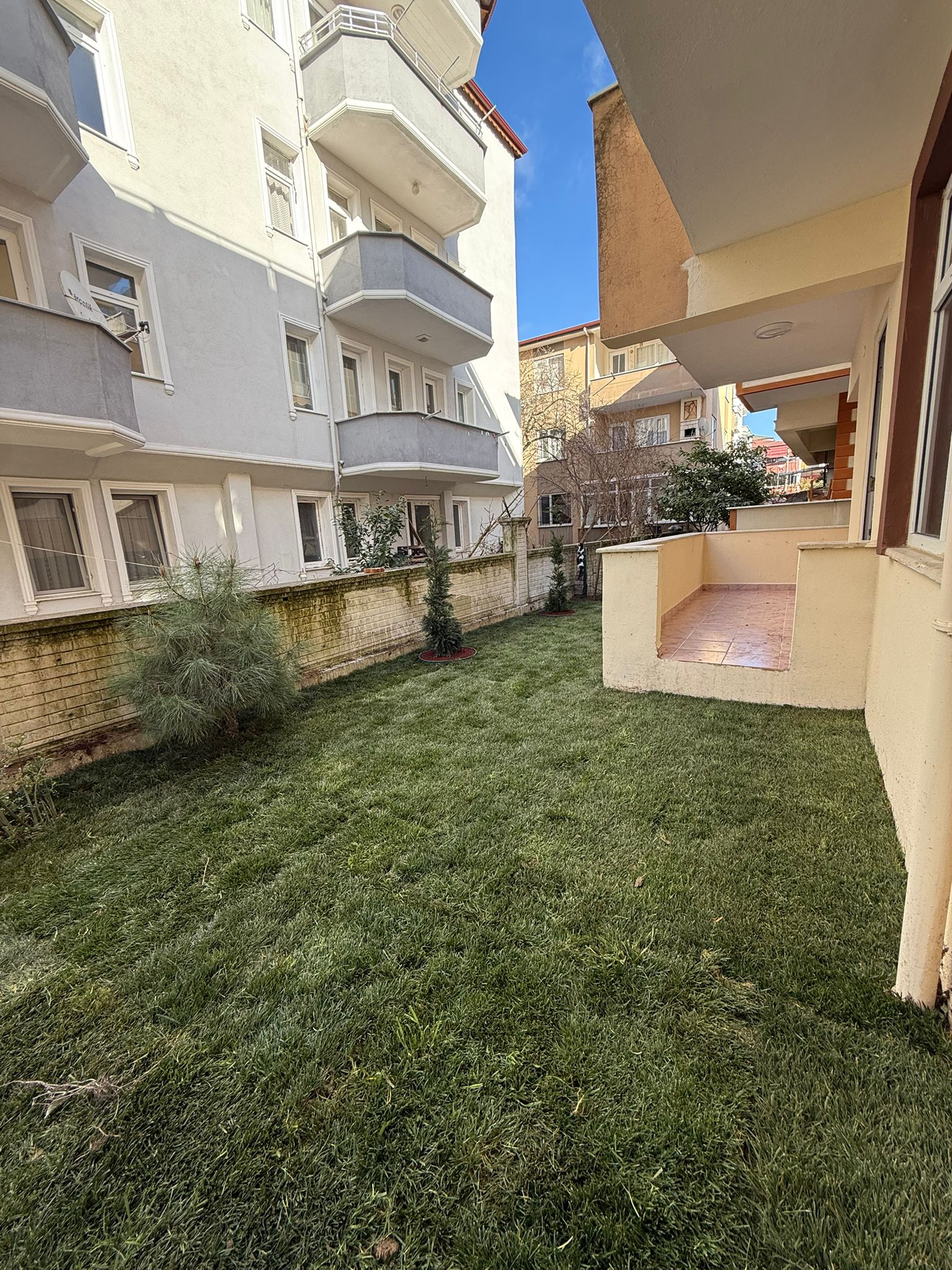 MÜSTAKİL BAHÇELİ SAHİL MERKEZDE 2+1 DAİRE