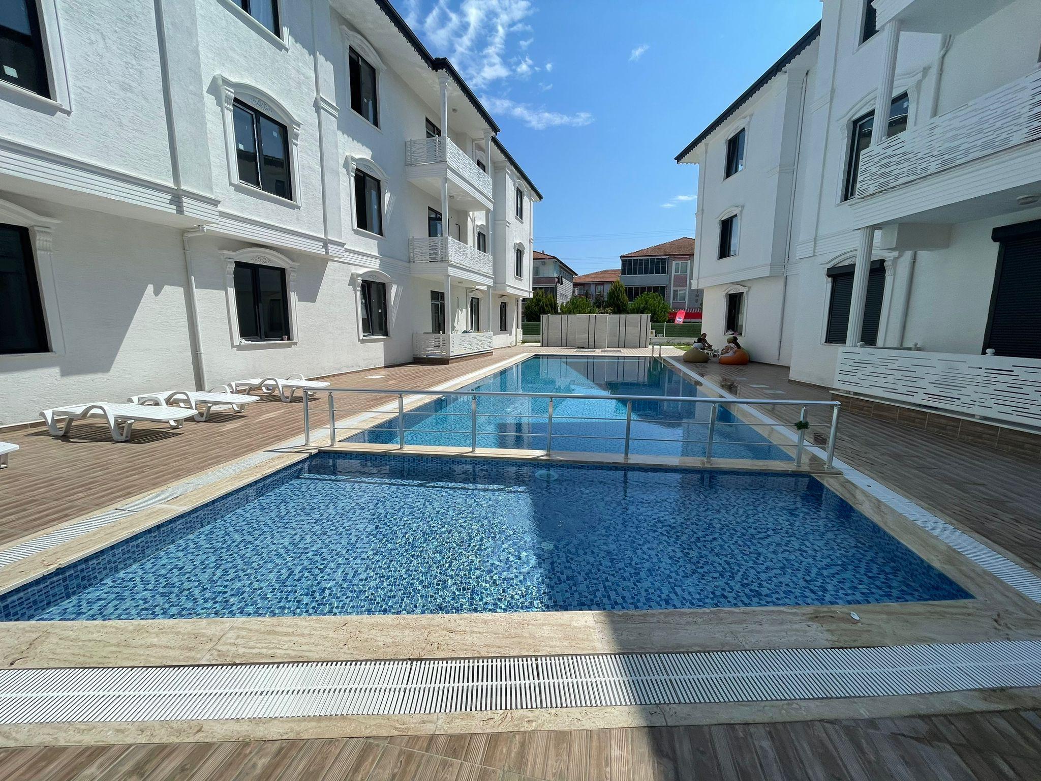 ÇARŞI VE DENİZE YAKIN HAVUZLU SİTEDE LÜKS 2+1 DAİRE FULL EŞYALI